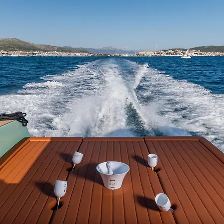 Condor Yachting Boat Botel *